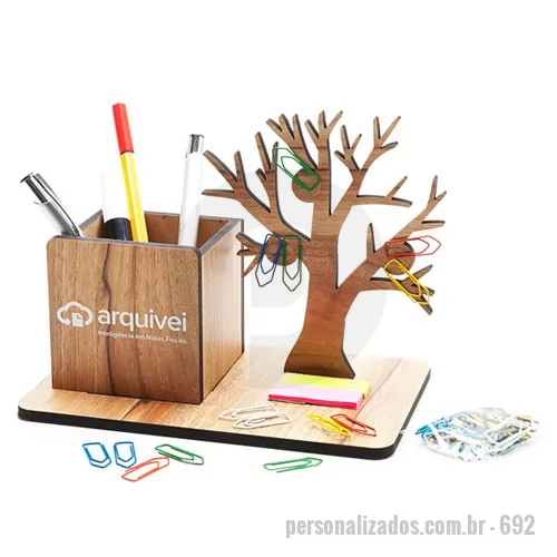 porta caneta personalizada - Material produzido em MDF cortado a laser, com 3 pontos de ímãs para prender clips metálicos. Produto embalado em caixa de papel kraft na cor natural. Personalização na tampa da caixa e no produto em silkscreen a 1 cor.. formato 19x15x11,5 cm. Design Exclusivo da Remind®
