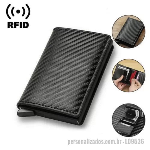 Porta cartão personalizada - A Carteira Porta Cartões em Fibra de Carbono QB-KB9536-HE foi desenvolvida para quem busca tecnologia, segurança e estilo em um só acessório. Produzida em fibra de carbono de alta resistência, oferece estrutura rígida e durável, protegendo seus cartões contra dobras e danos. Seu acabamento texturizado confere um visual moderno e sofisticado, ideal para o público que valoriza design e funcionalidade. O sistema de ejeção automática facilita o acesso rápido aos cartões, mantendo a organização interna impecável. Leve e compacta, cabe facilmente no bolso ou bolsa, tornando-se perfeita para uso diário, viagens e compromissos profissionais. É o equilíbrio ideal entre elegância, praticidade e proteção.     Cores disponíveis:  Preto     Dimensões: 10 cm x 6,5 cm x 2 cm