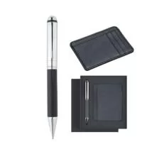 Porta-cartão em material sintético com caneta esferográfica preta, ( escrita azul ) e detalhes prateados, vem na embalagem de presente.