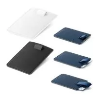 Porta cartões em pu com bloqueio de rfid e fita em poliéster para retirar facilmente seus cartões. Com capacidade para guardar até 2 cartões.