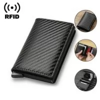 A Carteira Porta Cartões em Fibra de Carbono QB-KB9536-HE foi desenvolvida para quem busca tecnologia, segurança e estilo em um só acessório. Produzida em fibra de carbono de alta resistência, oferece estrutura rígida e durável, protegendo seus cartões contra dobras e danos. Seu acabamento texturizado confere um visual moderno e sofisticado, ideal para o público que valoriza design e funcionalidade. O sistema de ejeção automática facilita o acesso rápido aos cartões, mantendo a organização interna impecável. Leve e compacta, cabe facilmente no bolso ou bolsa, tornando-se perfeita para uso diário, viagens e compromissos profissionais. É o equilíbrio ideal entre elegância, praticidade e proteção.     Cores disponíveis:  Preto     Dimensões: 10 cm x 6,5 cm x 2 cm