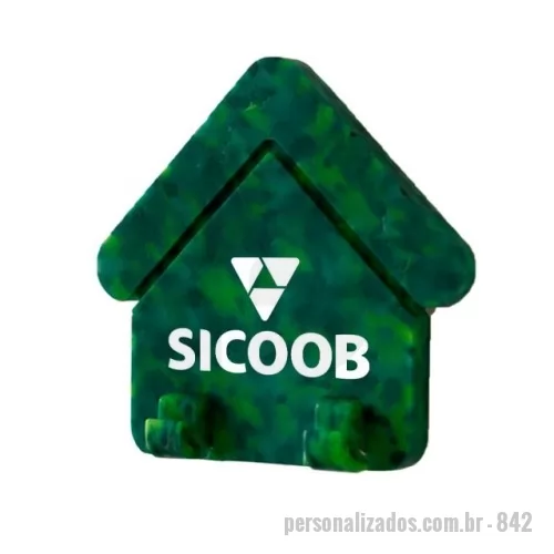 Porta chave personalizada - O Porta-Chaves Casa Duplo Ecológico Green Plasticaria é produzido com plástico 100% reciclado e oferece uma solução prática para organizar até duas chaves. Seu design em formato de casa agrega valor emocional ao produto, tornando-o ideal para construtoras, imobiliárias, campanhas institucionais e empresas comprometidas com as estratégias de ESG.