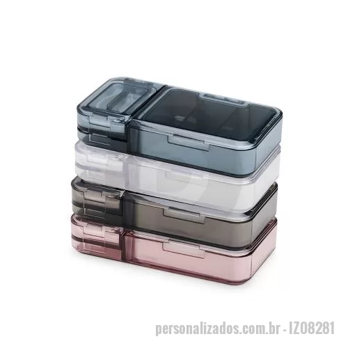Porta comprimido personalizada - Um porta comprimidos multifuncional sob medida para as necessidades diárias de uma rotina de medicação. Feita em plástico, conta com três compartimentos principais, um com três divisórias com capacidade aproximada de 10 ml cada. As outras duas repart