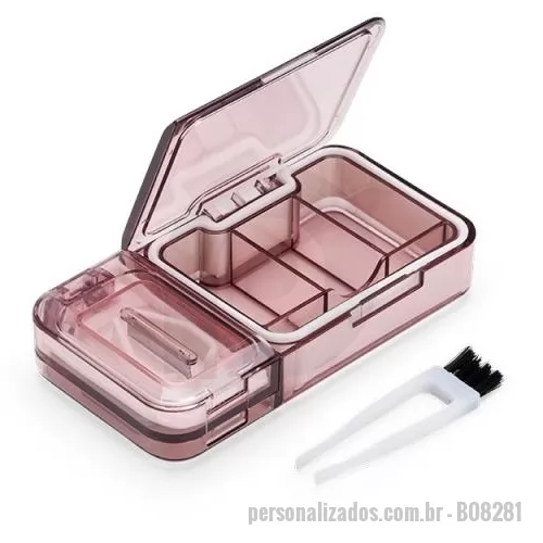 Porta comprimido personalizada - Porta comprimido Personalizada - B08281 - Porta Comprimidos Plástico – Praticidade no Seu Dia a Dia ????  Organize seus medicamentos de forma simples e segura. Compacto e multifuncional, este porta comprimidos conta com três compartimentos principais, sendo um com três divisórias de 10 ml cada.  Além do armazenamento, possui cortador de comprimidos na parte superior e triturador manual interno, facilitando o uso conforme a necessidade. Acompanha também pinça com ponta de escova para limpeza.  Perfeito para levar na bolsa, mochila ou viagem, garantindo praticidade em qualquer lugar.  Especificações:  Largura: 6 cm  Espessura: 2,5 cm  Comprimento: 12 cm  Área de gravação: 3,5 x 7 cm  Peso: 107 g - 177538 - Porta comprimido