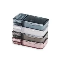 Um porta comprimidos multifuncional sob medida para as necessidades diárias de uma rotina de medicação. Feita em plástico, conta com três compartimentos principais, um com três divisórias com capacidade aproximada de 10 ml cada. As outras duas repart