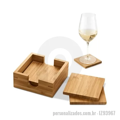 Porta copo ecológico personalizada - Conjunto de 4 porta copos em bambu com caixa aberta. Fornecido em caixa presente de papel kraft reciclado. A cor e o resultado da impressão nos materiais naturais pode variar entre produtos. 115 x 115 x 35 mm | Base copo: 100 x 100 x 6 mm | Caixa: 11