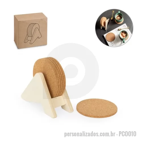 Porta copo ecológico personalizada - Porta copos em madeira com 6 bases para copos em cortiça. Desfrute da sua bebida evitando marcas na mesa. Certificação EU Food Grade. A cor e o resultado da impressão nos materiais naturais pode variar entre produtos.