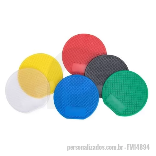 Porta copo personalizada - Descrição: Porta-copos feito em PVC com ranhuras antiderrapantes. Obs.: PEDIDOS APENAS MÚLTIPLOS DE 20 PEÇAS!  Largura :  9 cm  Comprimento :  8,7 cm  Espessura :  0,3 cm  Medidas aproximadas para gravação (CxL):  1,8 cm x 4 cm  Peso aproximado (g):  24