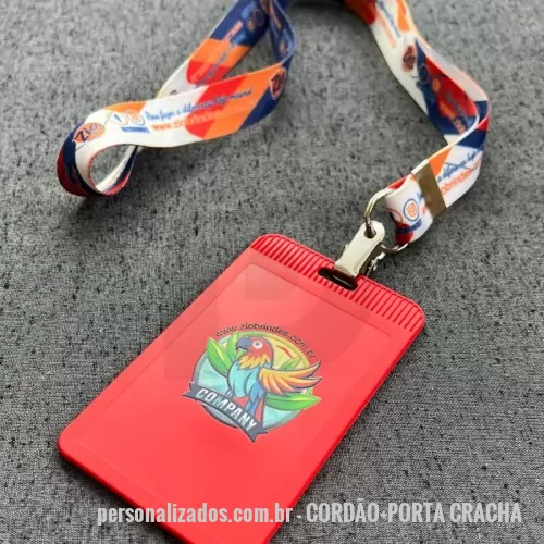 Porta crachá personalizada - Cordão + Porta crachá ou porta credencial em plástico resistente. Suporte com visor transparente removível e abertura superior para prender o cordão.