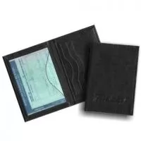 Porta Documento – PD25 pode ser produzido em couro ou sintético nobre diversas opções de materiais e cores. Possui bolso interno para documentos. Personalização com gravação em baixo relevo ou silkscreen 1 cor.