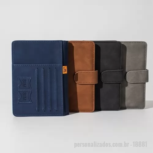 Porta documento personalizada - Garanta a segurança dos seus documentos enquanto viaja! O nosso Porta-passaporte é a solução para viajar com tranquilidade. Além de organizar documentos de forma prática, ele conta com tecnologia de proteção RFID, que bloqueia a leitura não autorizada de dados de cartões e chips de identificação. Feito em couro sintético de alta qualidade, possui quatro compartimentos para cartões, três bolsos, sendo um exclusivo para passaporte, outro para dinheiro e documentos e dois espaços para cartões SIM. Seu fechamento imantado combina elegância e funcionalidade, garantindo praticidade e segurança durante as viagens.