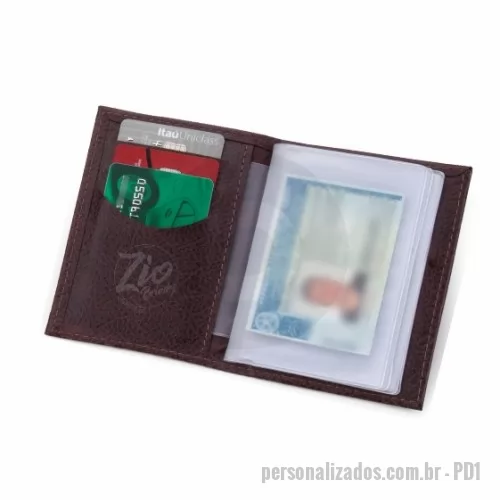 Porta documento personalizada - Porta Documento – PD1 pode ser Produzido em couro ou sintético nobre, em diversas opções de materiais e cores. Possui dois bolsos internos e um bolso de PVC transparente para documentos. Personalização com gravação em baixo relevo ou digital colorida
