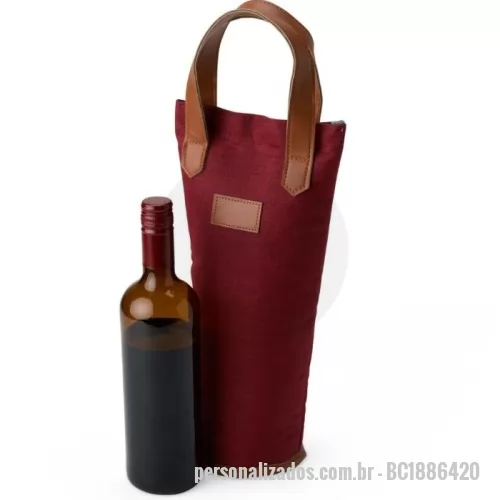 Porta garrafa personalizada - Bebida gelada ou quente a qualquer hora, onde estiver. Nosso Porta Garrafa Térmico é ideal para quem ama vinhos e bebidas frescas. Feito em nylon com revestimento térmico em PEVA atóxico, conta com fechamento em velcro para abrir e fechar com praticidade, além de detalhes em couro sintético na alça e no espaço de personalização. Perfeito para acompanhar em todos os momentos, tornando cada brinde ainda mais especial.
