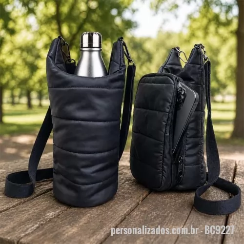 Porta garrafa personalizada - Shoulder bag térmica transversal em puffer com compartimento principal térmico dois bolsos frontais, fechamento em zíper e alça ajustável para transporte  Medidas: Comprimento: 14 cm Altura: 22 cm Largura: 12 cm