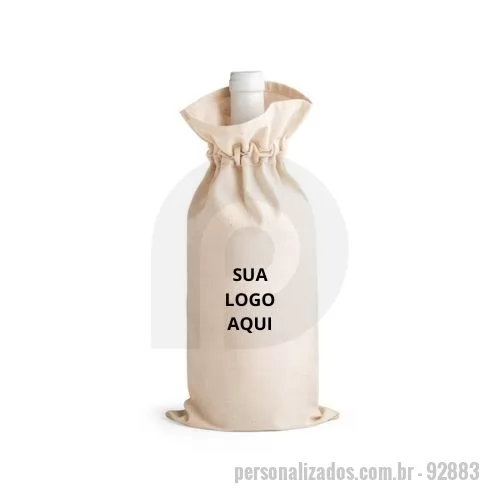 Porta garrafa personalizada - A Sacola para Garrafa em Algodão é prática, resistente e sustentável, ideal para transportar ou presentear garrafas de forma elegante. Produzida em 100% algodão (180 g/m²), conta com cordão também em algodão para fechamento seguro. Compacta e funcional, é perfeita para brindes corporativos, eventos, feiras ou como lembrança personalizada. Além de proteger a garrafa, valoriza a apresentação e pode ser personalizada com o logo da sua empresa, tornando-se um brinde exclusivo e memorável.