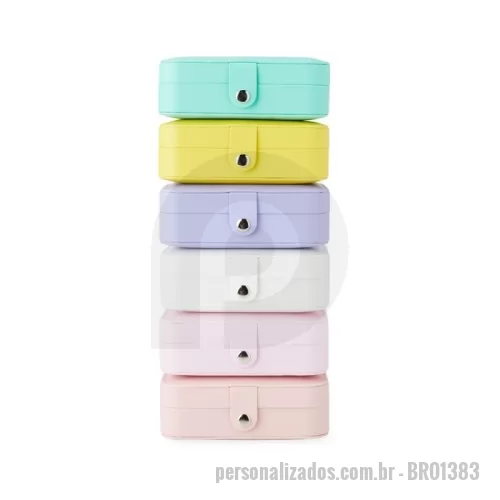 Porta joia personalizada - Porta joias de couro sintético com revestimento aveludado. Possui compartimentos internos para anéis, pulseiras, colares e placa para brincos.