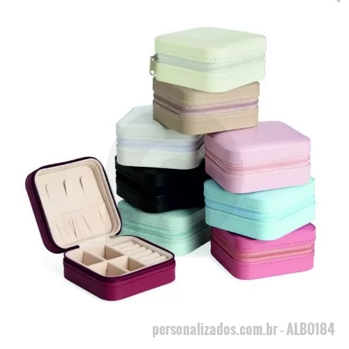 Porta joia personalizada - Organize suas joias com estilo e praticidade no Porta Joias Personalizado. Compartimentos: Diversos compartimentos para diferentes tipos de joias; Personalização: Possibilidade de personalizar com nome, frase ou logo; Organização e proteção para suas joias; Design elegante e sofisticado;