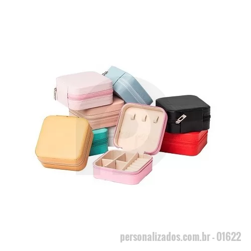 Porta joia personalizada - Porta-joias de couro sintético com revestimento aveludado. Cada compartimento interno é pensado para guardar anéis, brincos, pulseiras e colares com elegância e organização.  Altura :  4,7 cm  Largura :  9,5 cm  Profundidade :  9,5 cm
