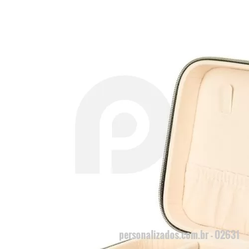 Porta joia personalizada - Este porta-joias em couro sintético é uma opção compacta para armazenar objetos menores com segurança. Possui revestimento interno com textura macia e fechamento em zíper, além de três mini ganchos, um bolso com elástico, uma divisória removível com quatro quadrantes e um compartimento estofado com ranhuras.