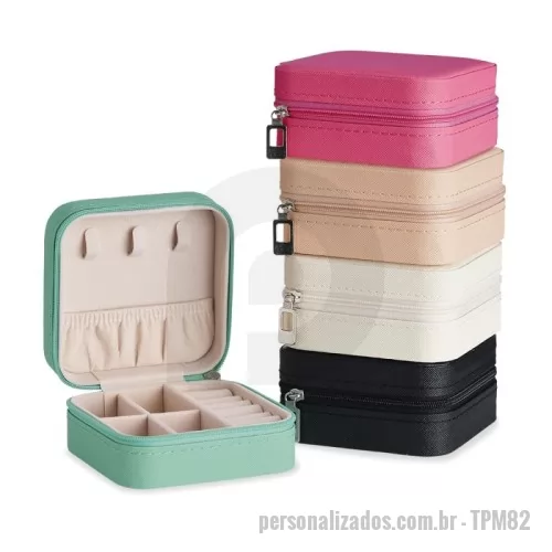 Porta joia personalizada - Porta-joias quadrado em couro sintético com revestimento interno em tecido aveludado. Possui bolso elástico e três ganchos pequenos na parte interna da tampa, além de divisória multiuso e repartição almofadada com ranhuras para anéis, ambos localizadas no compartimento principal.