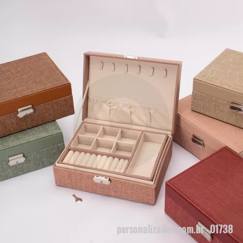 Porta joia personalizada - Descrição: Porta-joias em Poliuretano e revestimento interno em tecido aveludado. Apresenta dois compartimentos principais com divisórias em diferentes tamanhos, incluindo uma repartição almofadada com ranhuras. Conta ainda com seis ganchos e um bolso com elástico na parte interna da tampa. O estojo possui trava de segurança e chave para fechamento.  Altura :  9 cm  Profundidade :  17,3 cm  Comprimento :  23,2 cm