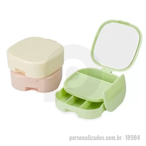 Porta joia personalizada - Descrição: Porta-joias feito em plástico com espelho sem aumento na parte interna da tampa. Possui compartimentos internos de tamanhos variados e uma gaveta com três divisórias. Acompanha um pente compacto para cabelos.  Altura :  3,5 cm  Largura :  9,9 cm  Comprimento :  9,9 cm
