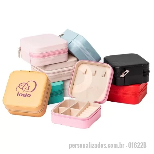 Porta joia personalizada - Porta-joias de couro sintético com revestimento aveludado. Cada compartimento interno é pensado para guardar anéis, brincos, pulseiras e colares com elegância e organização.