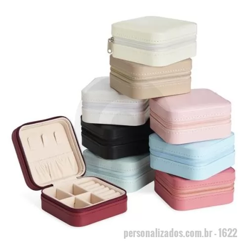 Porta joia personalizada - Porta joias de couro sintético com revestimento aveludado, possui compartimentos internos para anéis, brincos, pulseiras e colares, tamanho aproximado 5,2x10x10 cm.