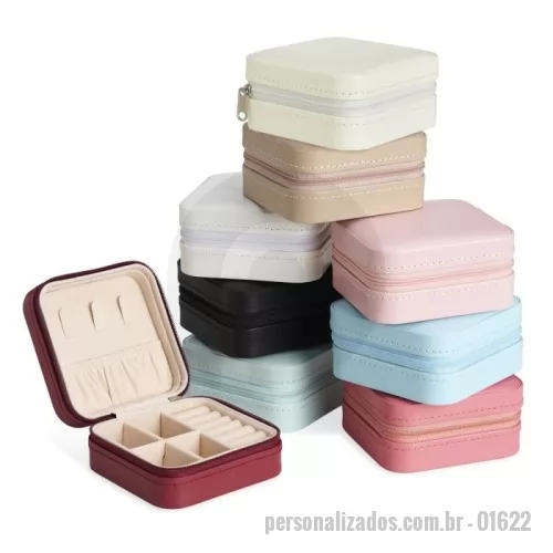 Porta joia personalizada - Porta joia Personalizada - 01622 - Porta-joias feito em couro sintético com revestimento interno em tecido aveludado. Possui bolso elástico e três ganchos pequenos na parte interna da tampa, além de divisória multiuso e repartição almofadada com ranhuras para anéis, ambos localizadas no compartimento principal. - 182712 - Porta joia