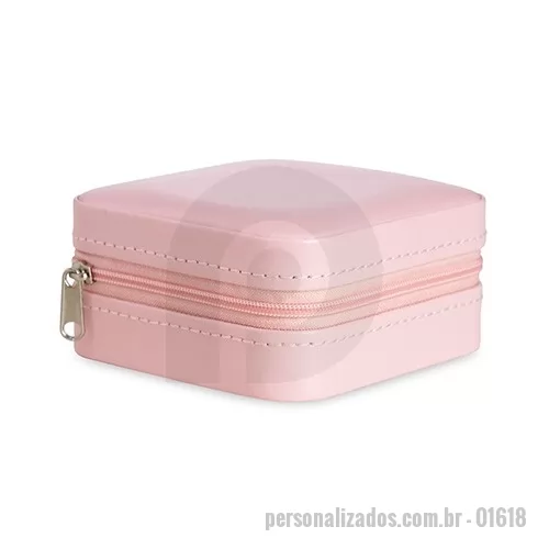 Porta joia personalizada - Porta-joias quadrado em couro sintético com revestimento interno em tecido aveludado. Possui bolso elástico e três ganchos pequenos na parte interna da tampa, além de divisória multiuso e repartição almofadada com ranhuras para anéis, ambos localizadas no compartimento principal.