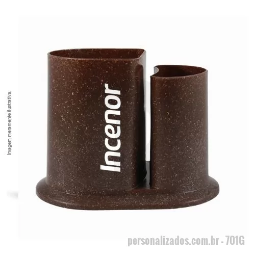Porta lápis ecológico personalizada - Porta Lápis com duas cavidades com espaço para cartão de visita. Feito com 50% de fibra natural de coco ou madeira e 50% de Plástico Premium (PP), reduzindo a quantidade de plástico e reaproveitando resíduos renováveis. Seu design arredondado é de exclusividade do Grupo BB! Excelente brinde para escritórios e escolas.