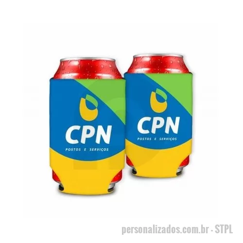 Porta lata de neoprene personalizada - O Porta Lata 350ml é desenvolvido em neoprene, sendo um material extremamente resistente e com uma função térmica, auxiliando na preservação da temperatura das bebidas.