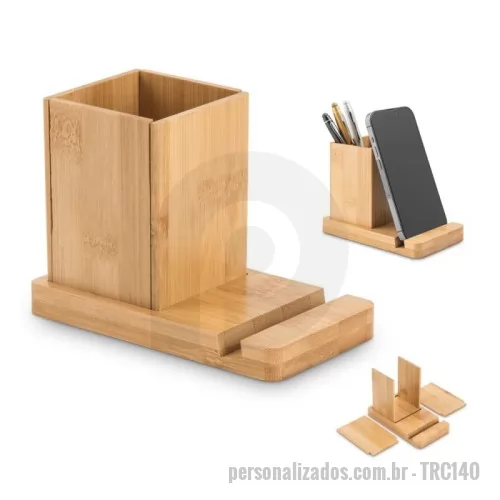 Porta objeto personalizada - Conjunto de mesa em bambu, ideal para organizar o seu espaço de trabalho. Composto por 1 canaleta para suporte do seu celular e um copo, desmontável, para organizar as suas esferográficas e outros materiais de trabalho. Fornecido em caixa presente de papel kraft reciclado. A cor e o resultado da impressão nos materiais naturais pode variar entre produtos.
