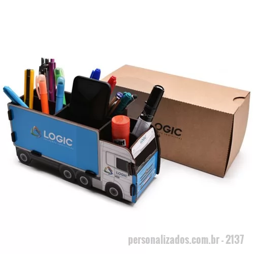 Porta objeto personalizada - Produto confeccionado em madeira MDF de 3 mm cortado à laser, formato 23,8x11,5x9,3 cm, com impressão digital 4 cores empastada na madeira MDF. O porta canetas é acondicionado em caixa de papel kraft 300 g com personalização silkscreen 1 cor.. Desenvolvemos o produto com as cores da sua marca.