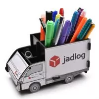 Produto confeccionado em madeira MDF de 3 mm cortado à laser, formato 18,4x10,5x10 cm, com impressão digital 4 cores empastada na madeira MDF. O porta canetas é acondicionado em caixa de papel kraft 300 g com personalização silkscreen 1 cor.. Pode ser produzido na cor que desejar..