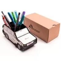 Produto confeccionado em madeira MDF de 3 mm cortado à laser, formato 20,7x8x10 cm, com impressão digital 4 cores empastada na madeira MDF. O porta canetas é acondicionado em caixa de papel kraft 300 g com personalização silkscreen 1 cor. Desenvolvemos o produto com as cores da sua marca. 