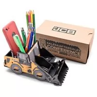 Porta Objetos produzido em MDF com impressão 4 cores digital empastado na madeira, formato 20x9,5x9,5 cm. O produto é montado com encaixes e presas com argolas de borracha. A personalização é 4 cores. Produto acondicionado em caixa de papel kraft com personalização silkscreen 1 cor.