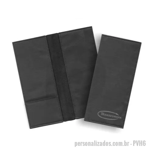 Porta passagem personalizada - Porta Voucher – PVH6 – Porta voucher em couro ou sintético, personalizado com gravação em baixo relevo ou silkscreen, local para porta passaporte. Perfeito para deixar sua marca sempre lembrada durante as viagens de seus clientes e colaboradores.