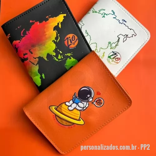 Porta passaporte personalizada - Porta Passaporte Personalizado – PP2 Produzido em couro ou sintético nobre diversas opções de materiais e cores. Possui bolsos para cartões e aba para passaporte. Personalização com gravação em baixo relevo ou digital colorido.