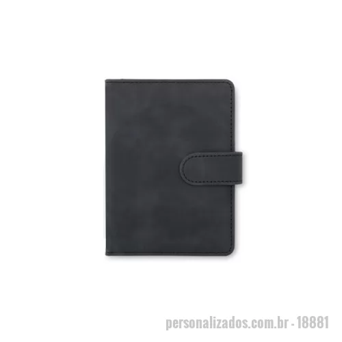 Porta passaporte personalizada - Garanta a segurança dos seus documentos enquanto viaja! O nosso porta-passaporte é a solução para viajar com tranquilidade. Além de organizar documentos de forma prática, ele conta com tecnologia de proteção RFID, que bloqueia a leitura não autorizada de dados de cartões e chips de identificação. Feito em couro sintético de alta qualidade, possui quatro compartimentos para cartões, três bolsos, sendo um exclusivo para passaporte, outro para dinheiro e documentos e dois espaços para cartões SIM. Seu fechamento imantado combina elegância e funcionalidade, garantindo praticidade e segurança durante as viagens.  Altura :  15 cm  Largura :  10,9 cm  Espessura :  1,2 cm