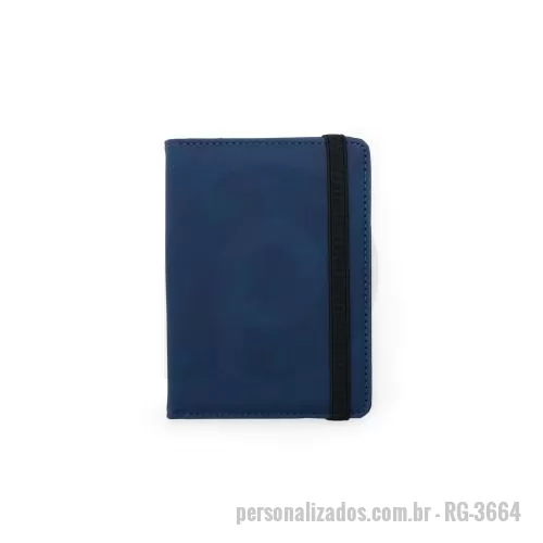 Porta passaporte personalizada - Porta-passaporte em couro sintético com tecnologia RFID. Quatro compartimentos para cartões, três bolsos (passaporte, dinheiro/documentos), dois espaços para SIM, fechamento em elástico.