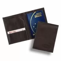 Porta Passaporte – PP5 pode ser Produzido em couro ou sintético nobre diversas opções de materiais e cores. Possui bolsos para cartões e aba para passaporte. Personalização com gravação em baixo relevo ou silkscreen 1 cor.
