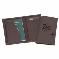 Porta Passaporte – PP1 pode ser Produzido em couro ou sintético nobre diversas opções de materiais e cores. Possui bolsos para cartões e aba para passaporte. Personalização com gravação em baixo relevo ou silkscreen 1 cor.