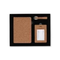 Nosso kit viagem 3 peças é um mimo essencial para viajantes. O conjunto, com acabamento em cortiça, inclui um porta-passaporte e uma tag identificadora de bagagens com alça, oferecendo maior segurança e reduzindo o risco de extravio de bagagem por falta de identificação. O kit é acondicionado em um estojo de papel com berço espumado e revestido em veludo.  Largura :  21,8 cm  Espessura :  2,3 cm  Comprimento :  17,5 cm