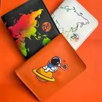 Porta Passaporte Personalizado – PP2 Produzido em couro ou sintético nobre diversas opções de materiais e cores. Possui bolsos para cartões e aba para passaporte. Personalização com gravação em baixo relevo ou digital colorido.