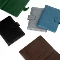Porta-passaporte em poliuretano (PU). Conta com fechamento magnético, dois bolsos internos, sendo um deles com quatro compartimentos para cartões, além de dois bolsos menores para cartões SIM.  Altura :  14,9 cm  Largura :  11,8 cm  Profundidade :  1,6 cm
