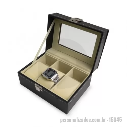 Porta relógio personalizada - Porta relógios em couro sintético com revestimento aveludado. Possui três divisórias com almofadas para relógios, visor em acrílico e fechadura com trava.  Altura :  8,2 cm  Largura :  16 cm  Profundidade :  11,2 cm
