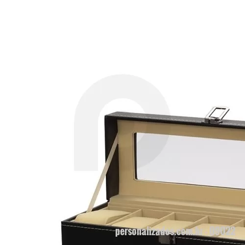 Porta relógio personalizada - Porta-relógios com acabamento em couro sintético e interior revestido em veludo. Possui seis divisórias com almofadas removíveis, tampa com visor em acrílico e abertura em 90 graus, facilitando a visualização e o manuseio dos acessórios. Conta com trava de segurança para fechamento do estojo.