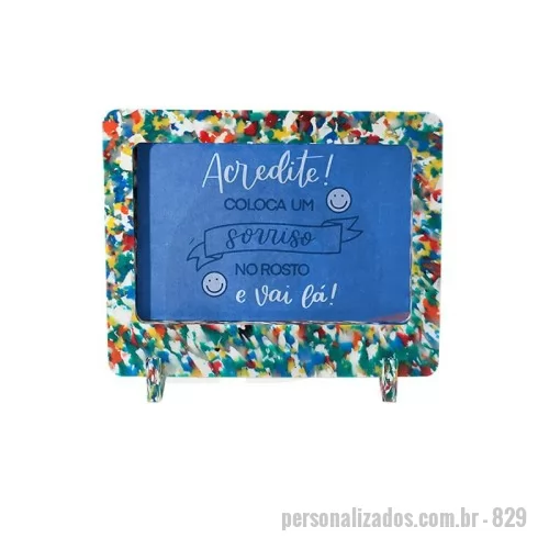 Porta retrato ecológico personalizada - Green Plasticaria, fabricado 100% com plástico reciclado, produto inovador e eco sustentável, medindo 19x17cm, a escolha ideal para o meio ambiente e para adequação às estratégias corporativas de ESG.