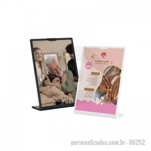 Porta retrato personalizada -  Expositor porta retrato A6 feito em poliestireno com placa acrílica.  Altura :  15,4 cm  Largura :  11,3 cm  Profundidade :  4,8 cm  Medidas aproximadas para gravação (CxL):  14,8 cm x 10,5 cm  Peso aproximado (g):  73